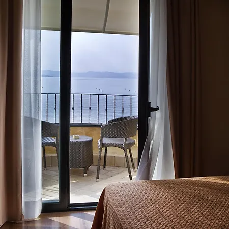 Hotel La Rondine Sirmione Exterior photo